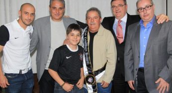 Lula recebe delegação corintiana e ganha réplica da Taça Libertadores