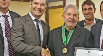 Lula recebe medalha por fortalecimento da Defensoria Pública