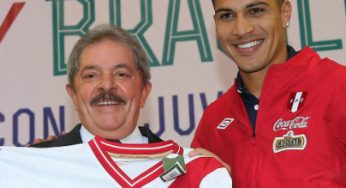Jogador Paolo Guerrero visita Lula em entrega de título de doutor honoris causa, em Lima