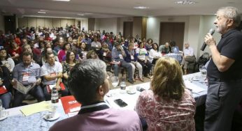 “Não basta o economicismo. Vamos voltar a discutir política” diz Lula na CUT