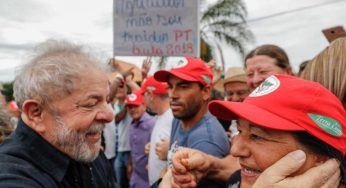 “Eles sabem que queremos voltar pra fazer o Brasil crescer de novo”, diz Lula em Cruz Alta
