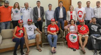 “Lula vai resgatar a soberania e fazer o povo brasileiro voltar a ter voz”, diz Haddad em visita a grevistas