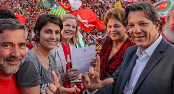“Não vamos arredar os pés das ruas até que Lula seja eleito”, diz Haddad após registro no TSE
