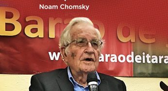 Em coletiva com blogueiros, Noam Chomsky fala sobre a relação entre mídia e Estado
