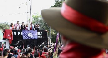Haddad, em Canoas: “Nós queremos um giz numa mão e um livro na outra”