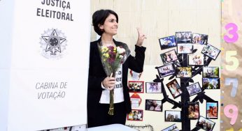 Manuela D’Ávila vota com flores nas mãos: “que nosso caminho seja lindo e florido como a democracia e a liberdade”