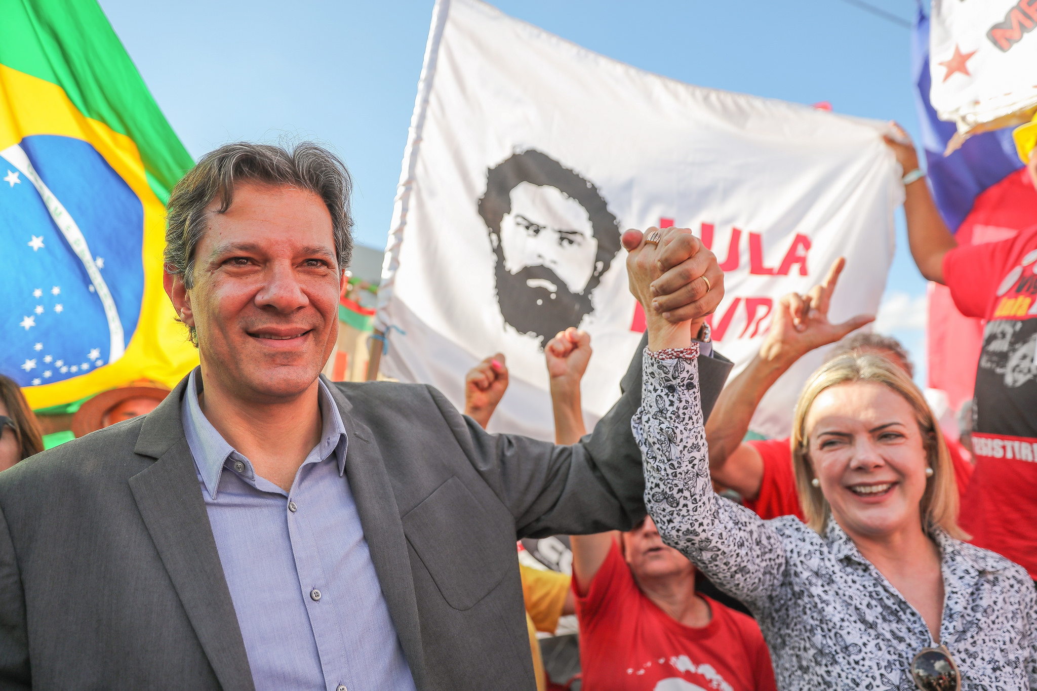 Direto da Vigília : Haddad e Gleisi relatam encontro com Lula