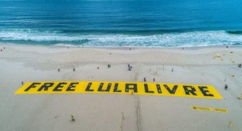 Faixa gigante por Lula livre é estendida em Copacabana