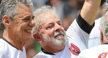 Lula e Chico Buarque disputam partida de futebol em campo do MST neste domingo (22)