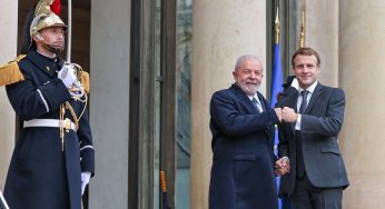 Lula é recebido por Macron, presidente da França, no Palácio do Eliseu