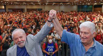 Em clima de festa, Roberto Requião assina ficha de filiação ao PT