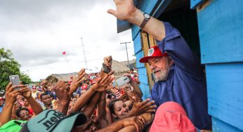 No dia do amigo, veja 13 fotos de Lula nos braços de seu maior e melhor amigo: o povo brasileiro