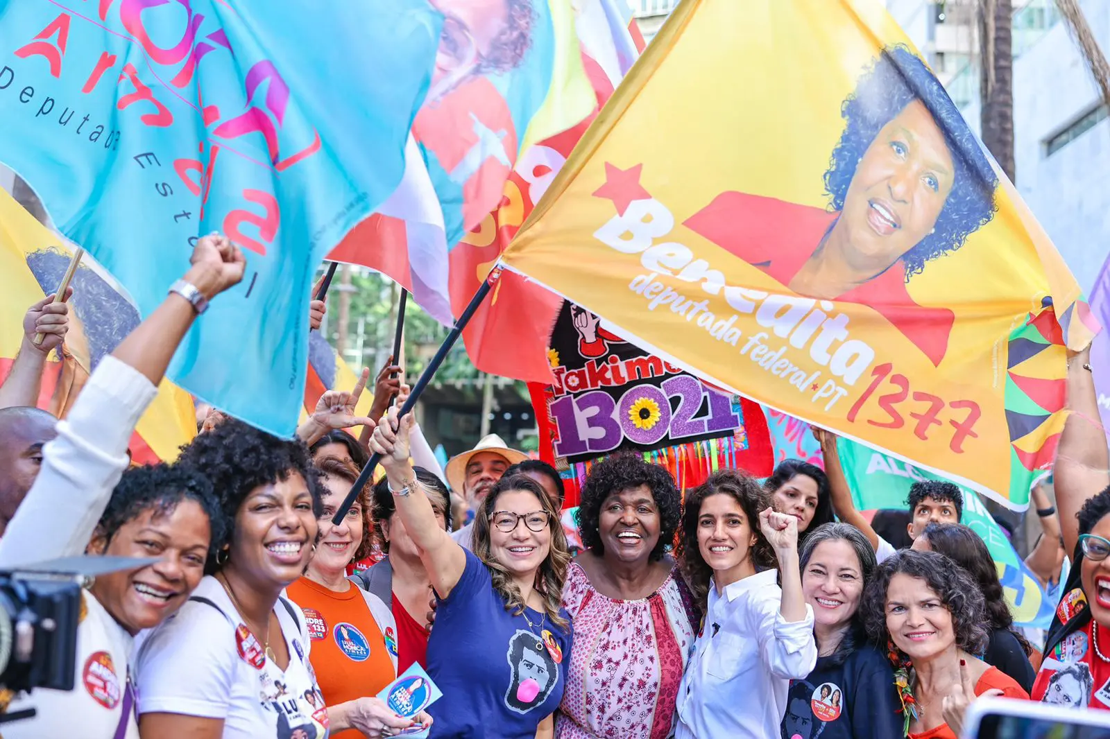 Janja participa de caminhada no Centro do Rio