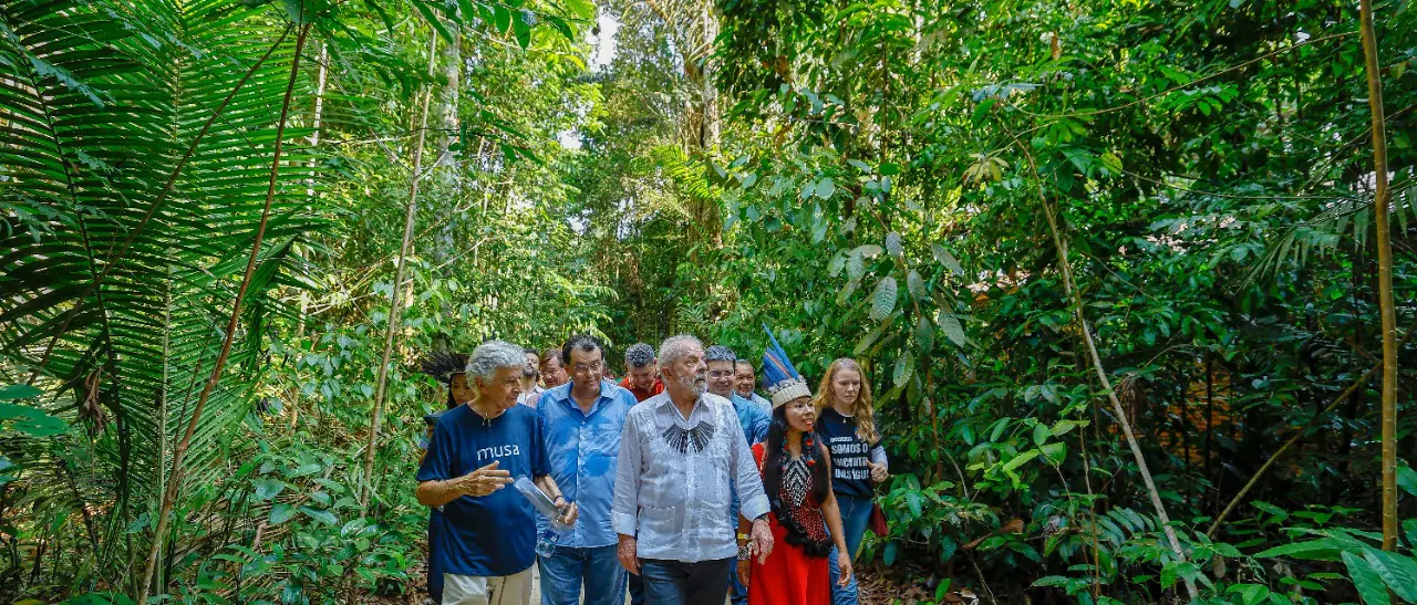 Lula anda pela Floresta Amazônica com anfitriões do encontro