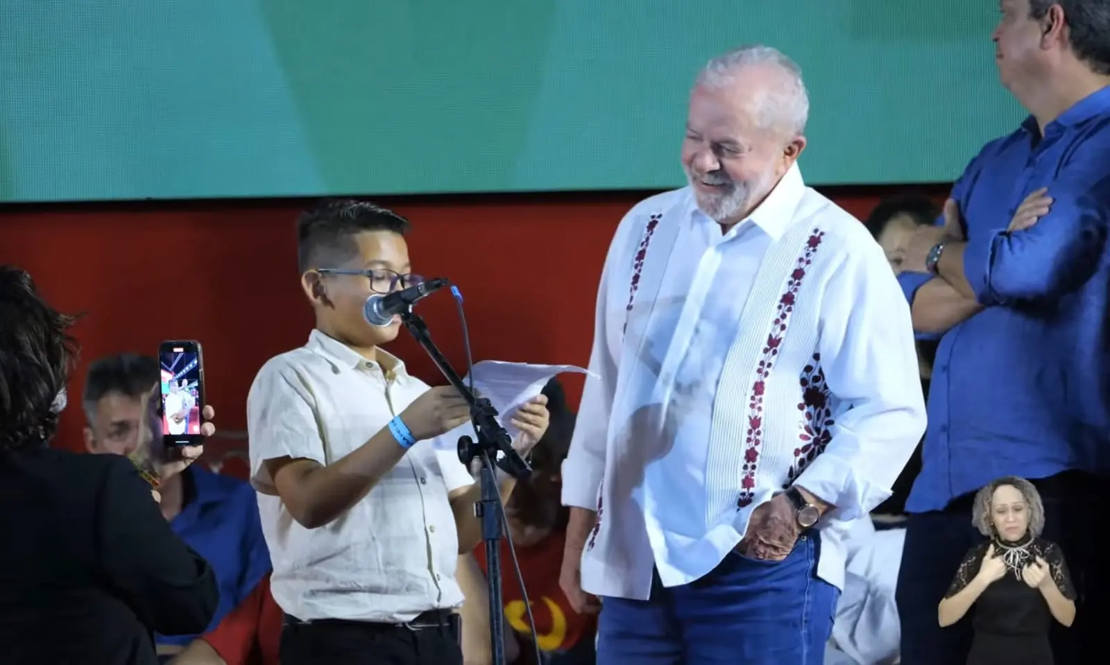 criança lê carta para Lula