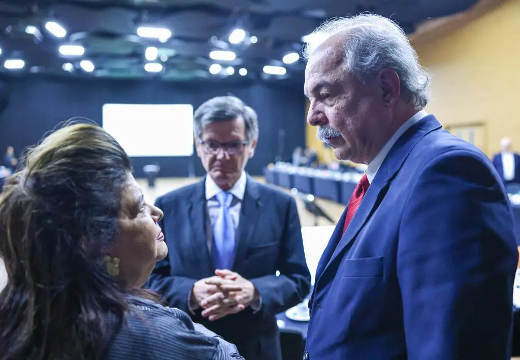 Ex-ministro Aloizio Mercadante conversa com Luiza Trajano e o presidente do IDV