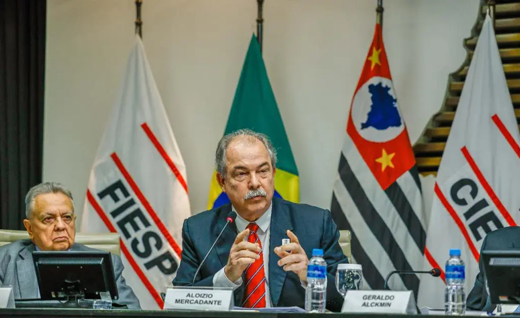 Mercadante fala a empresários na Fiesp