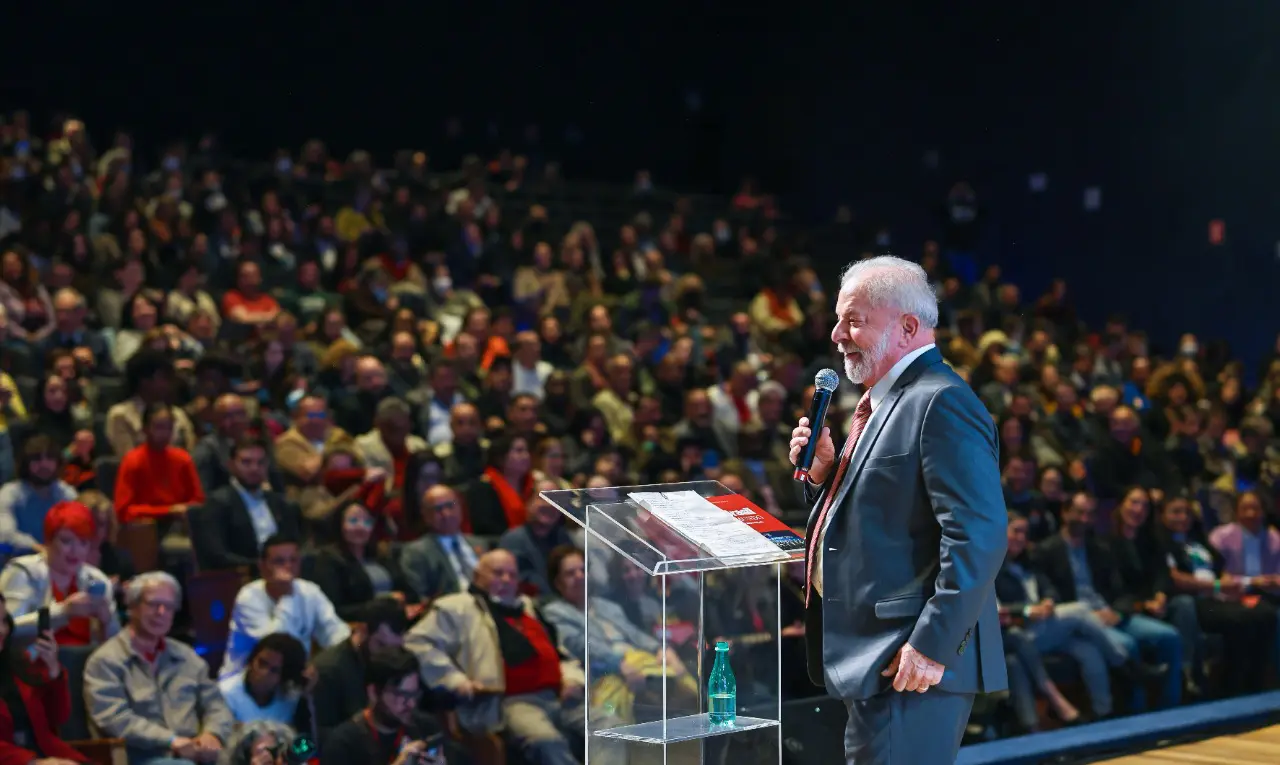 Lula defende política externa “altiva e ativa”