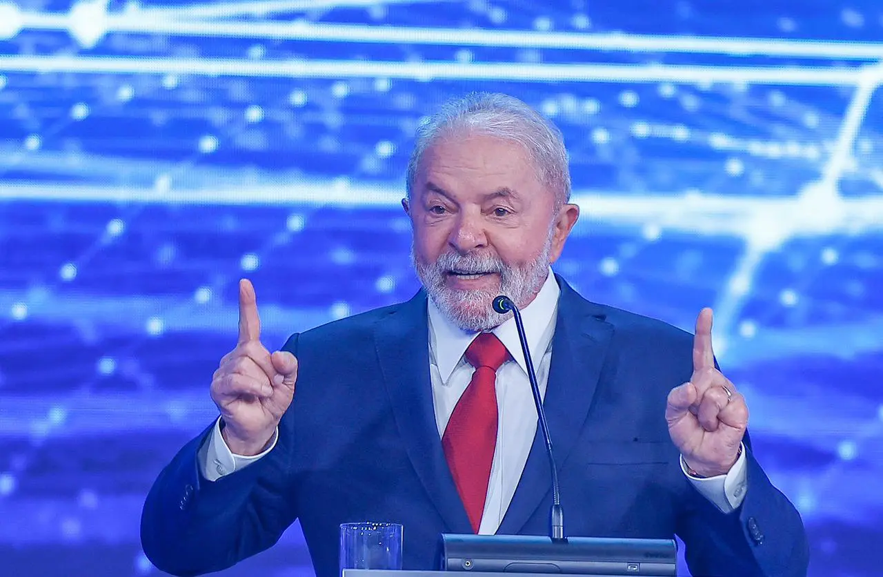 “Ô presidente Lula, o senhor quer voltar ao poder pra quê?”