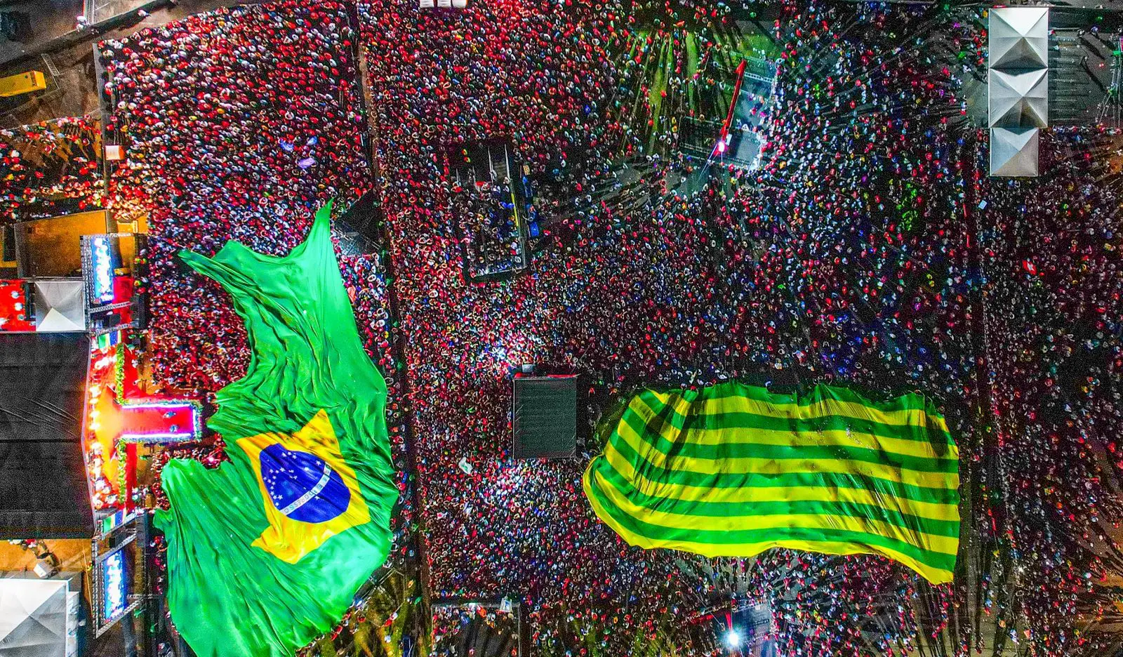 Bandeiras do Brasil e do Piauí são abertas pelo público em evento em Teresina