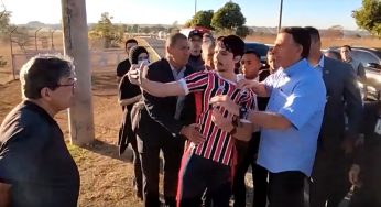 Bolsonaro agride homem em Brasília