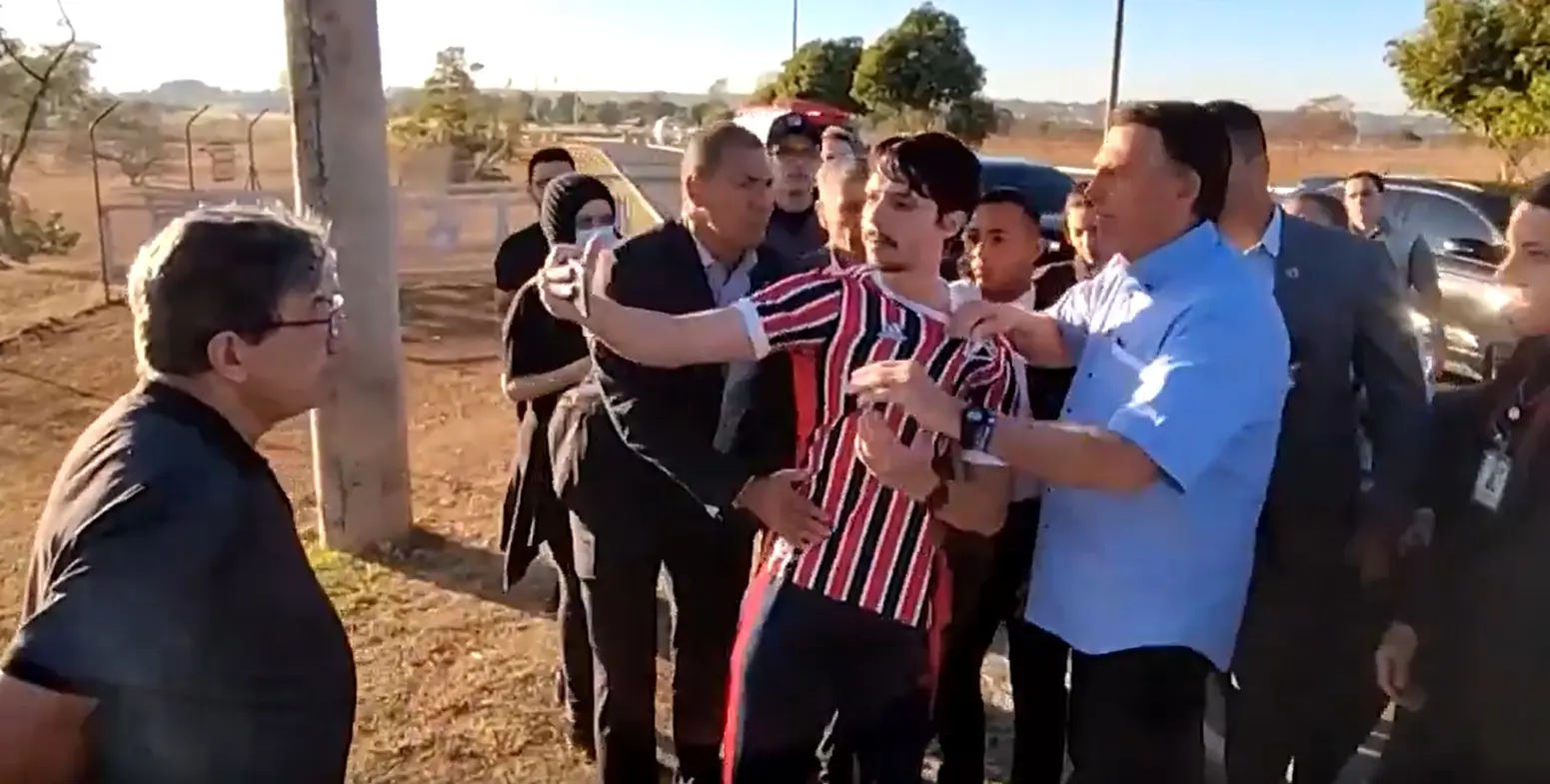 Bolsonaro agride homem em Brasília