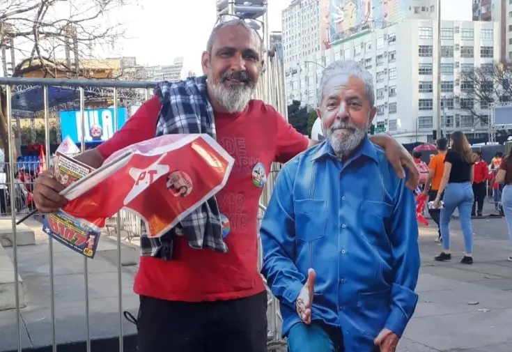 O povo do zap do Lula é de verdade. Mas o Lulinha é de papelão? Veja como foi o ato em BH