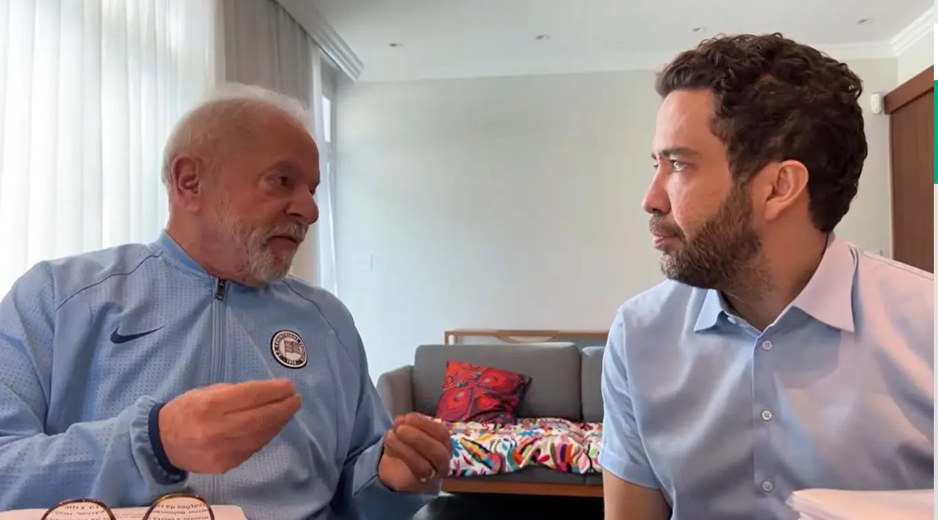 Lula e André Janones durante live