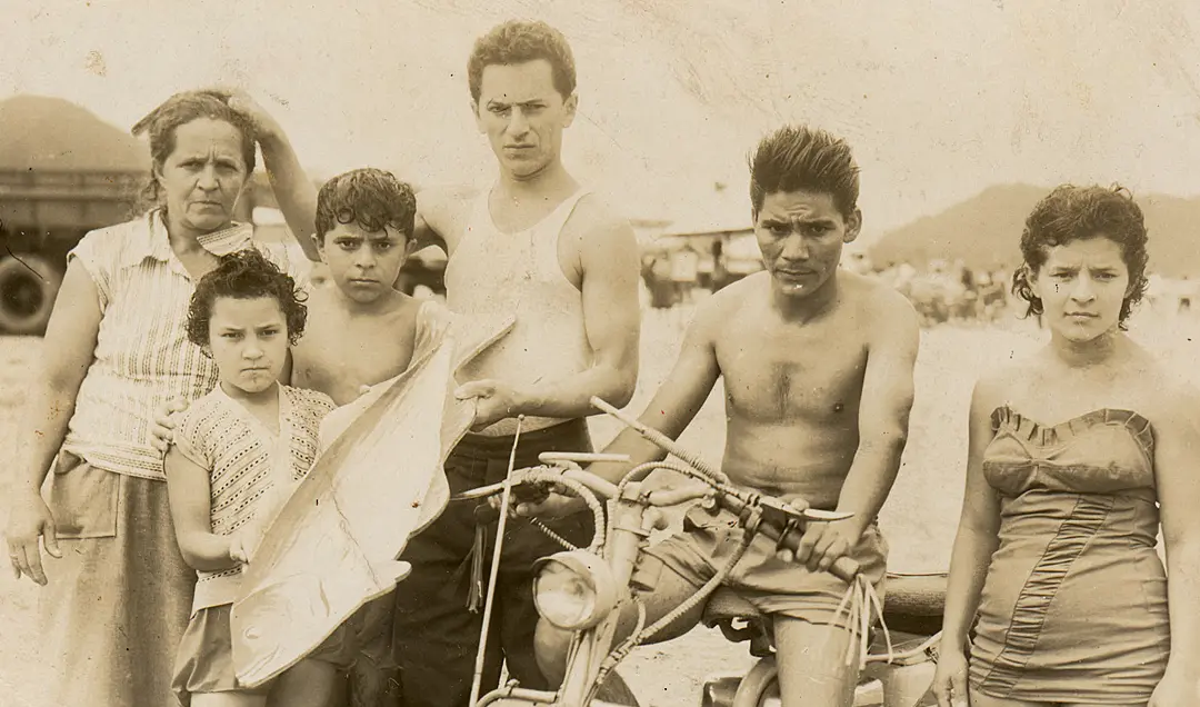 Lula na praia, em Santos, com Dona Lindu e os irmãos Jaime, Ruth, Maria e Joaquim