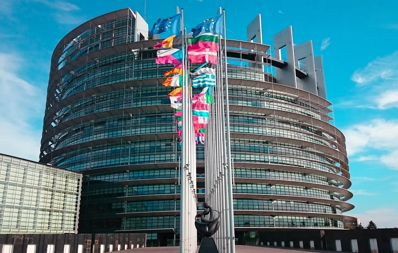 Parlamentares europeus pedem que Bolsonaro respeite a Constituição