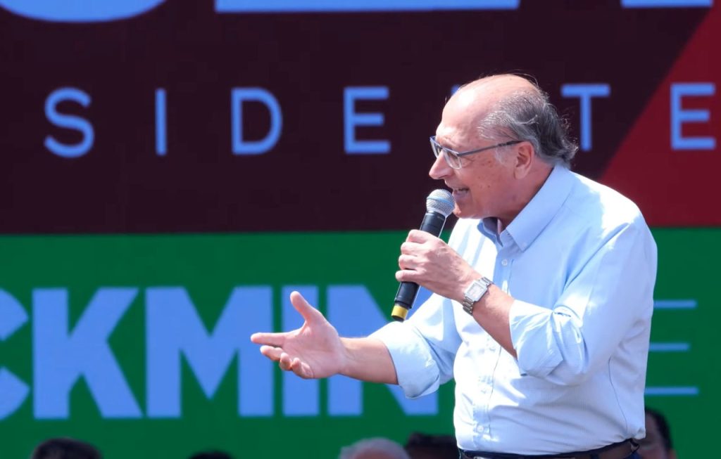 Alckmin diz que Bolsonaro é o maior culpado por recorde de mortes na pandemia