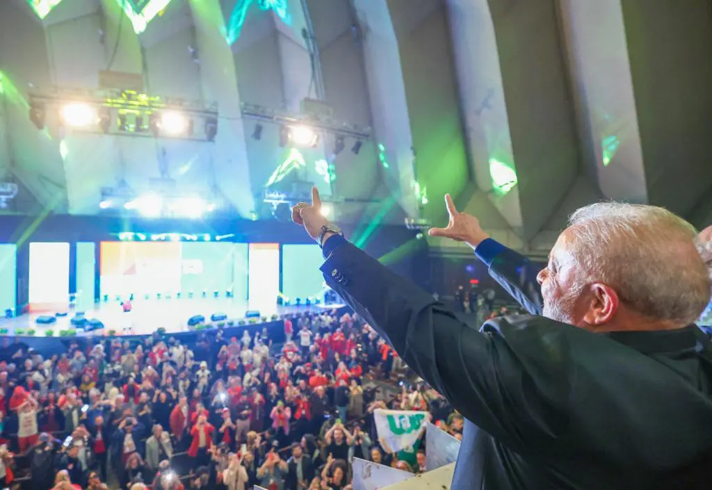 Lula diz em entrevista que a democracia voltará a reinar no país