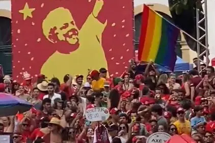 É Lula lá no Nordeste, é Lula lá no Sudeste, é Lula lá por todo o Brasil: piseiros e blocos levam multidões às ruas por Lula 13!