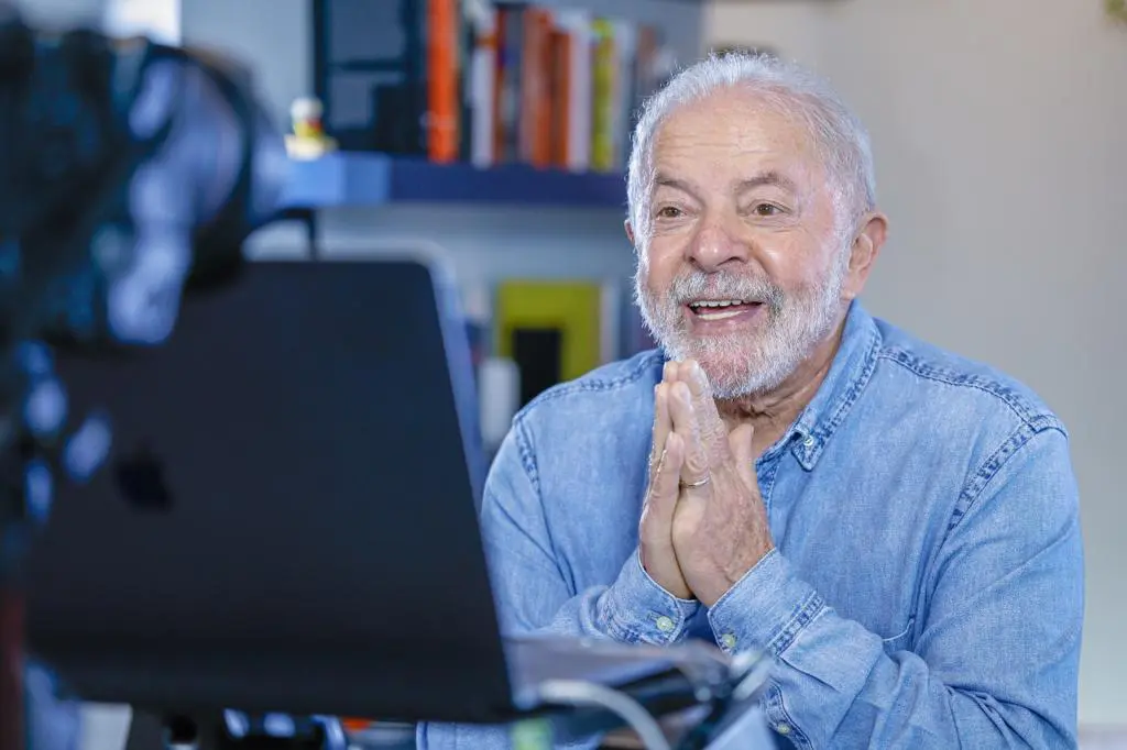 Lula conversa com comunicadores por meio da plataforma Zoom