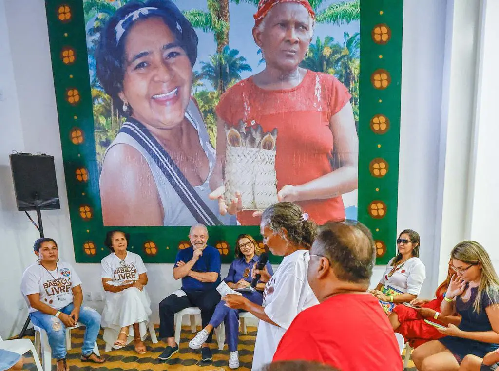 Lula ouve depoimento de quebradeira de coco