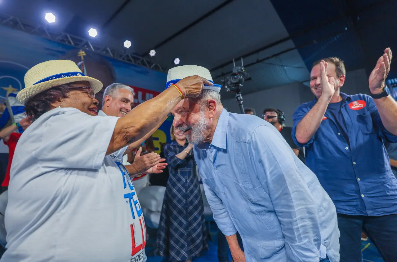 Lula é coroado pela Tia Surica na quadra da Portela