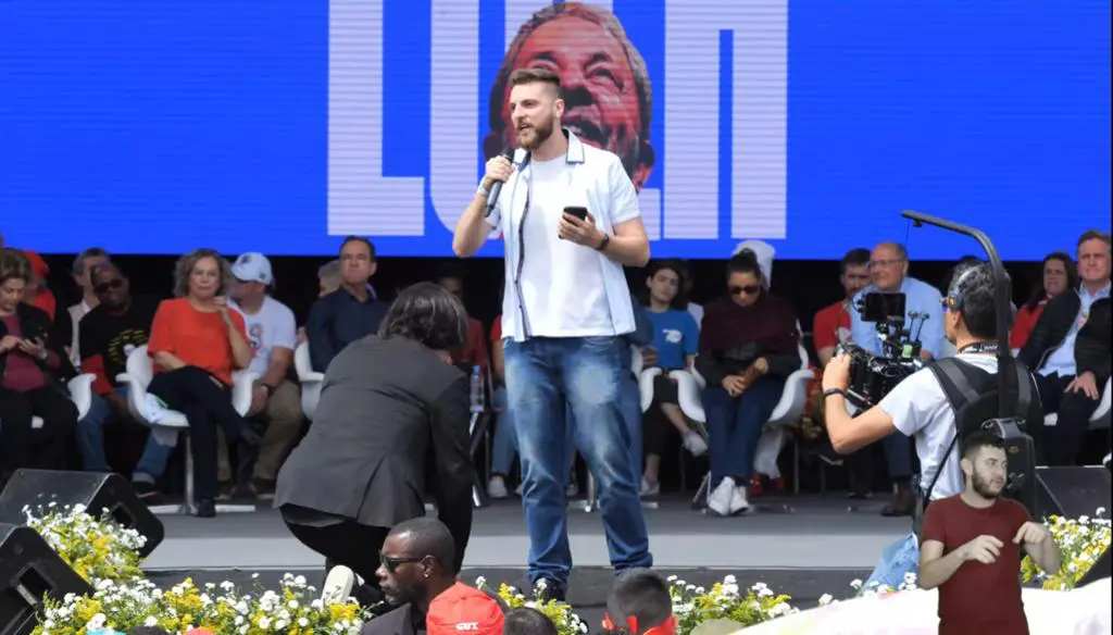 Lula, os filhos e as filhas do Brasil precisam que você volte, diz ex-aluno do Prouni