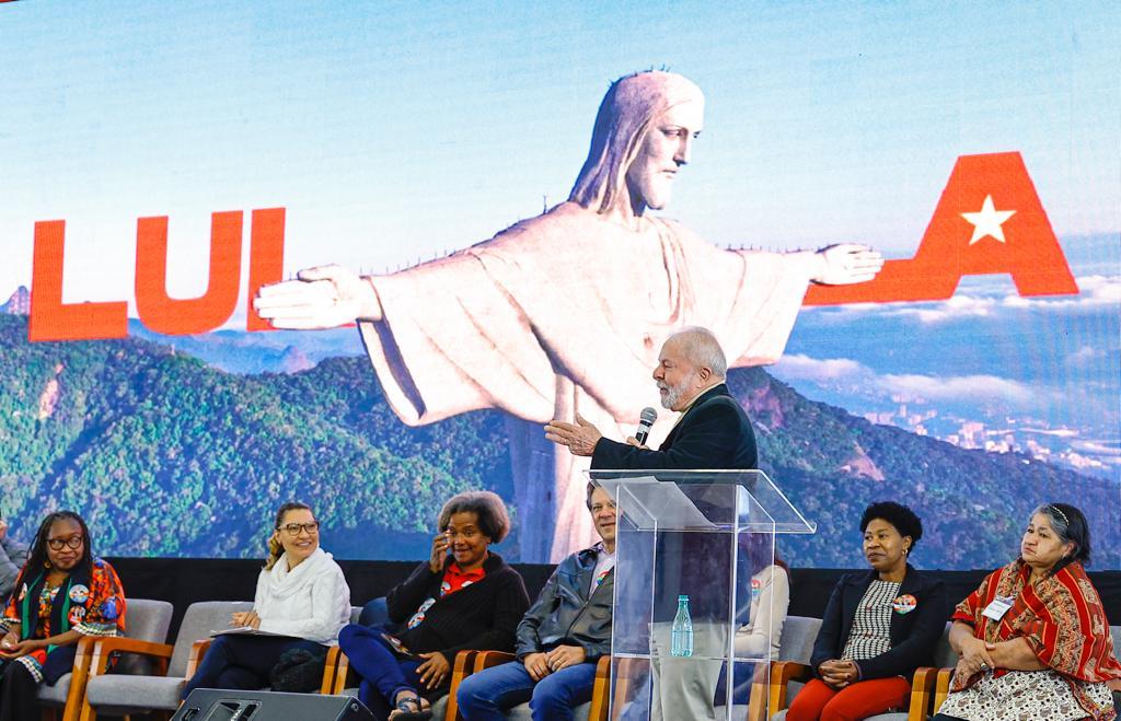 Lula defende educação pública de qualidade para pobres e ricos terem as mesmas oportunidades