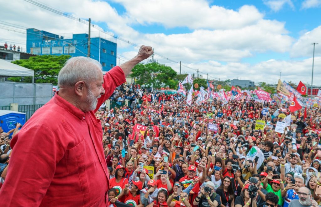 Lula defende revolução com livros em ato no Grajaú