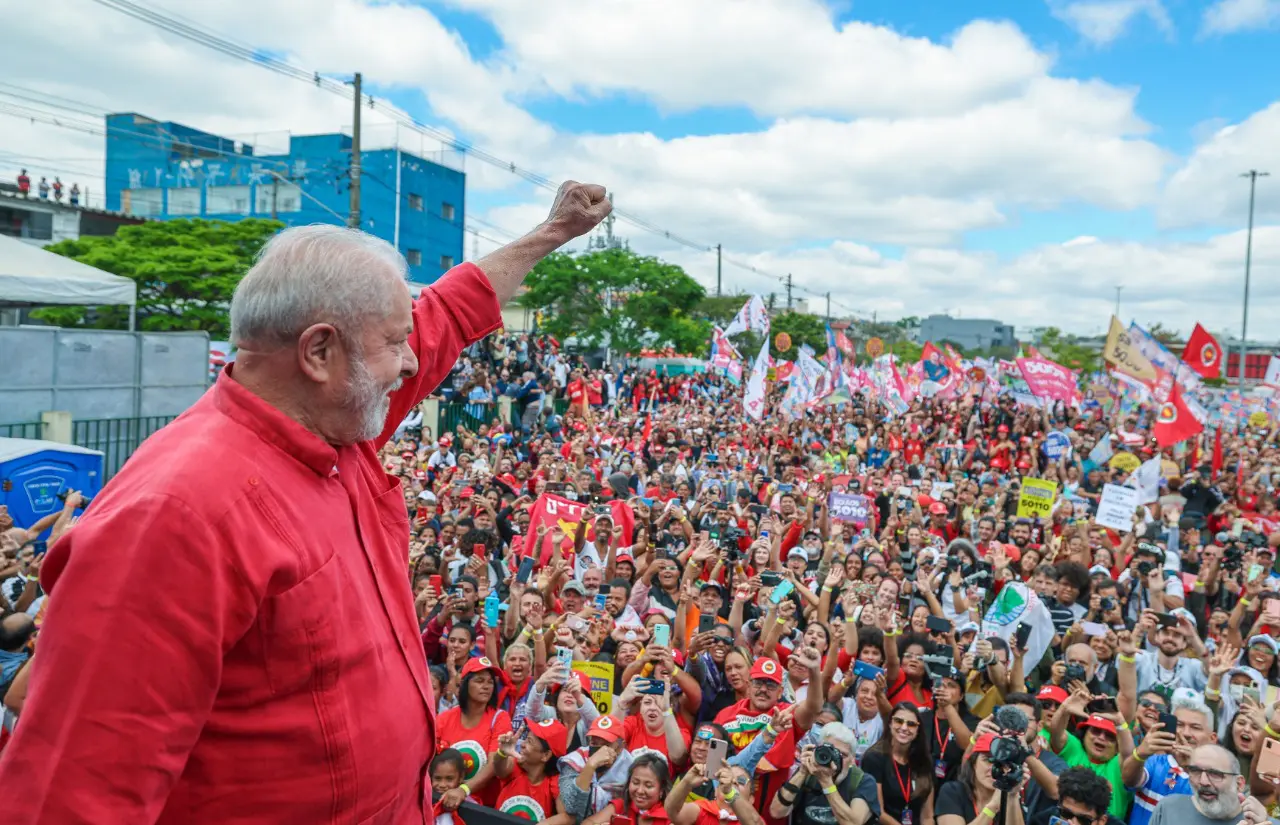 Lula defende revolução com livros em ato no Grajaú