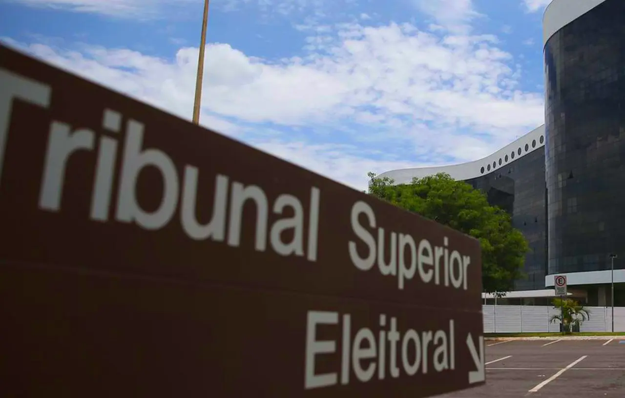 Campanha de Lula aciona TSE após TV Record definir datas arbitrariamente