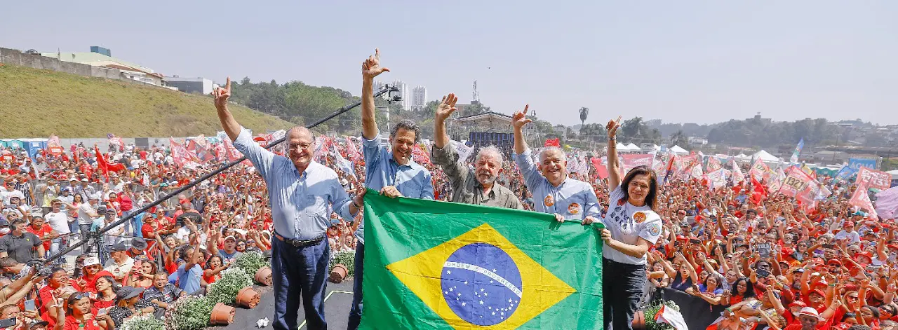 Lula diz que quer o povo armado de livro, sabedoria e cultura