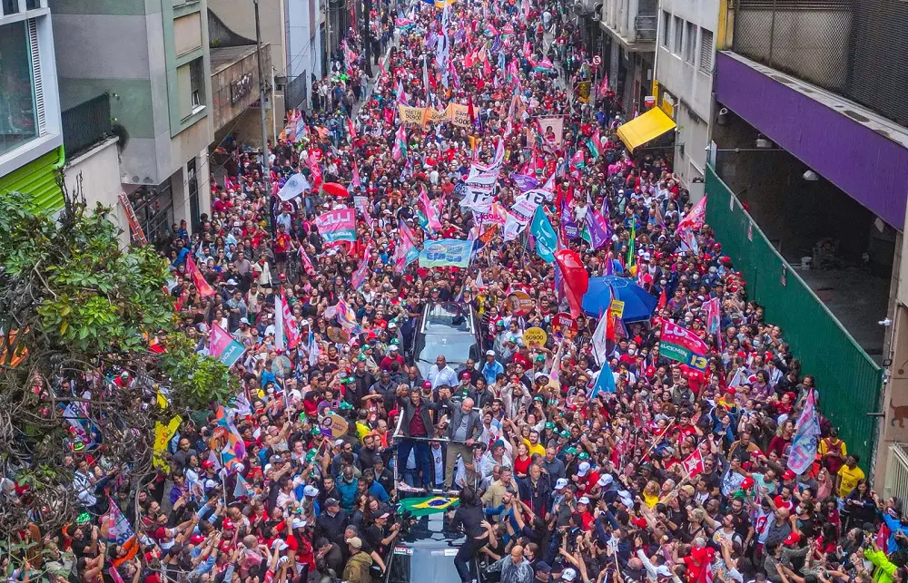 No último ato de campanha, Lula enche as ruas de São Paulo