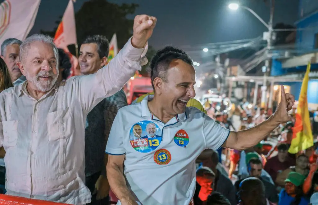 Lula é recebido com festa em Belford Roxo e demonstra confiança na vitória