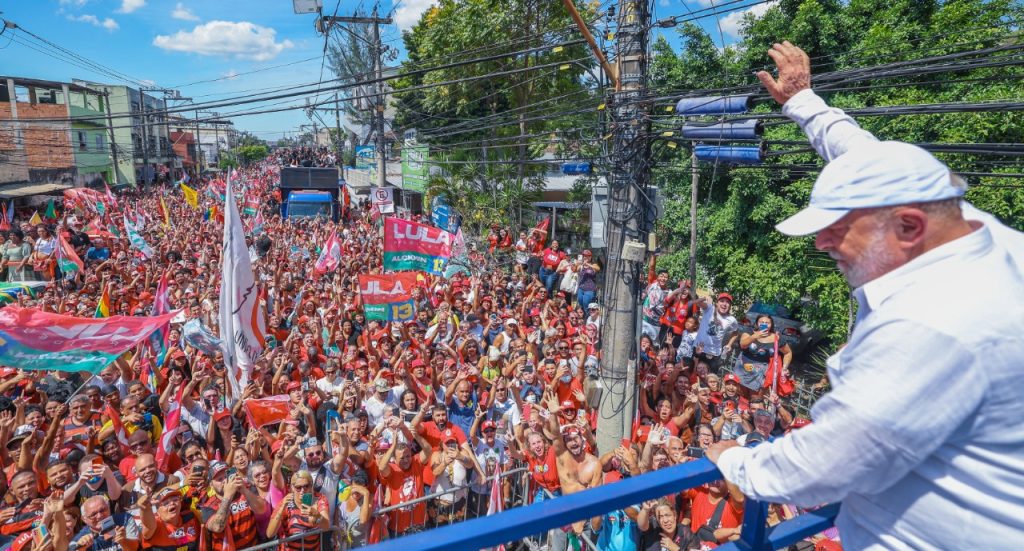 Apoiadores enchem as ruas de São Gonçalo em caminhada com Lula