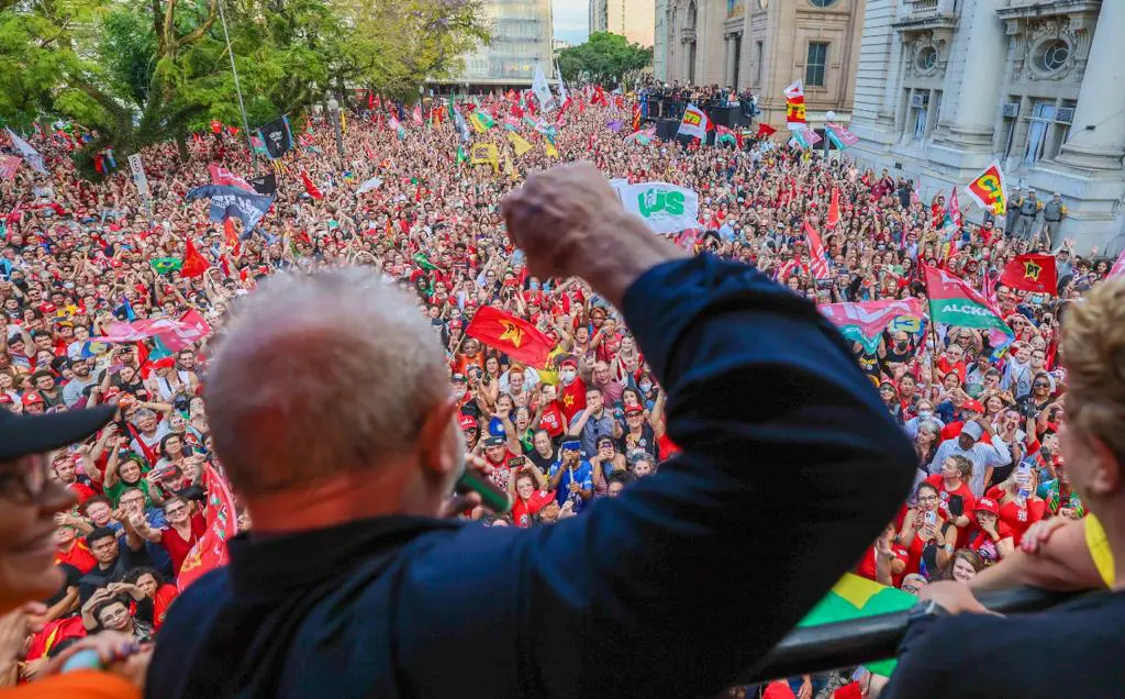 Lula defende direitos para trabalhadores e crédito para microempresários