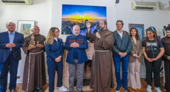 Lula e Alckmin recebem bênçãos de frades franciscanos