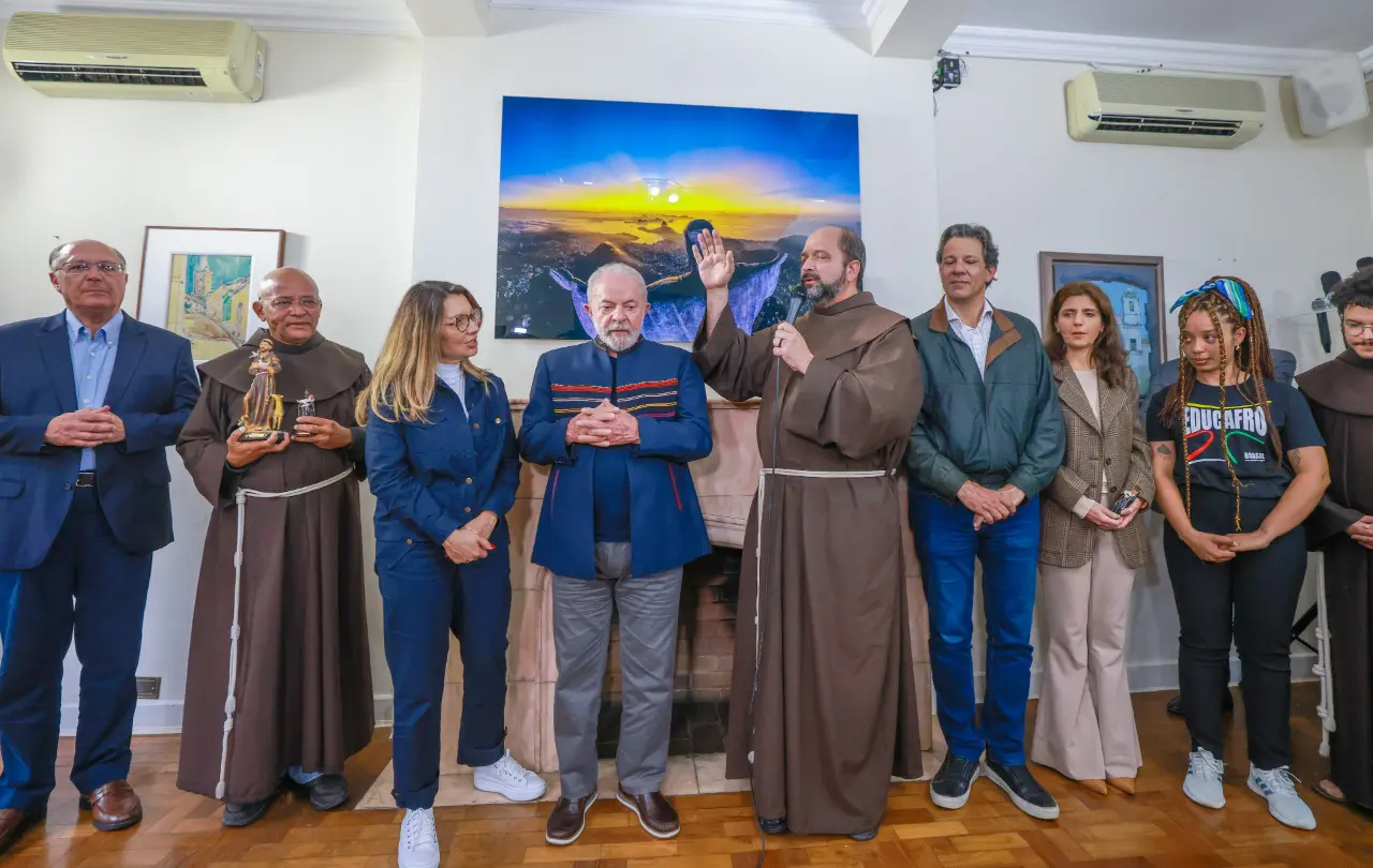Lula e Alckmin recebem benção de frades franciscanos