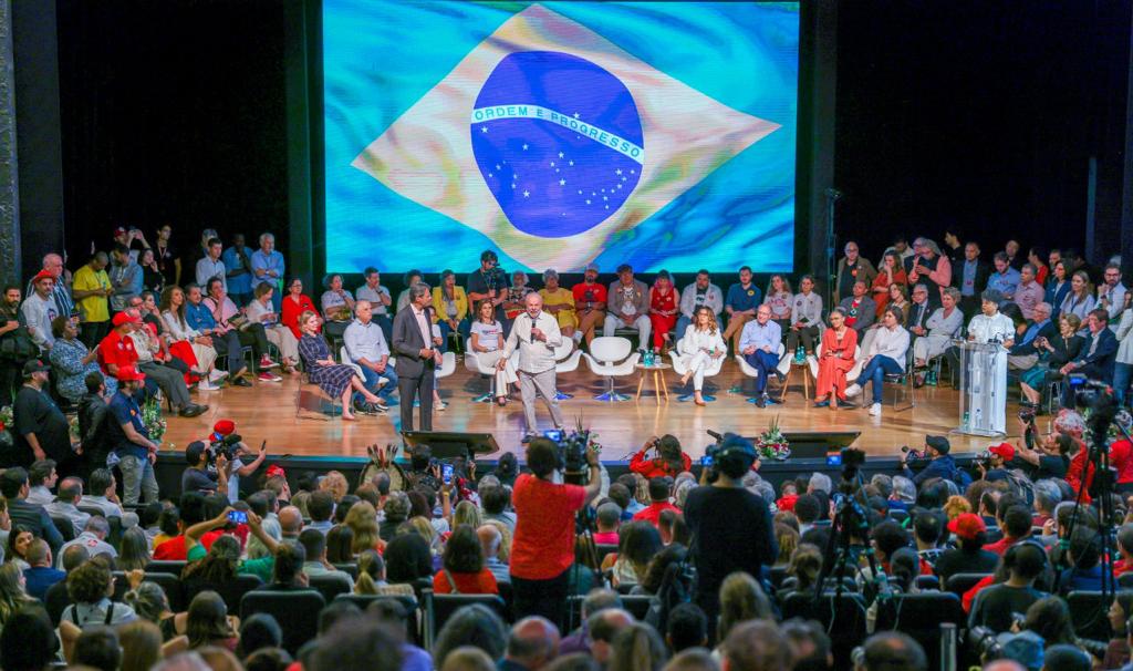 Lula diz que Brasil precisa retomar relações com o mundo