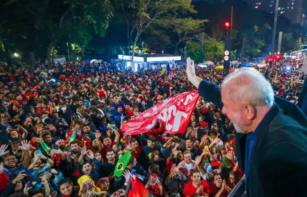 Lula fala para a população na Avenida Paulista